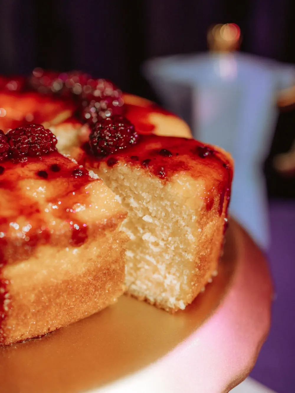 Mesa Benedita com bolo de frutas vermelhas